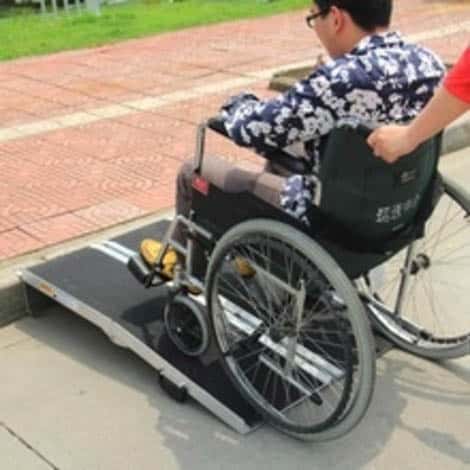 Rampe d acces pliableantiderapante en aluminium 122x74cm M01